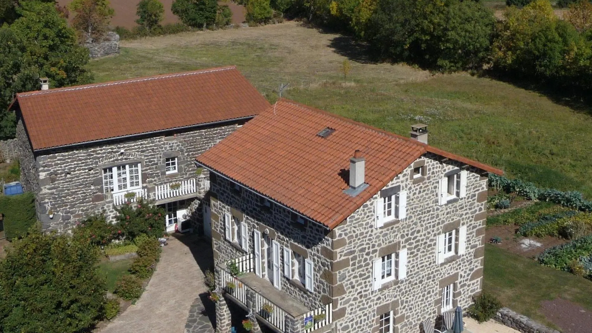 Holiday home Gite Tout Inclus Avec Terrasse, Jardin Et Parkings, Proche Puy-En-Velay Et Chemins De Randonnee. - Fr-1-582-323 Seneujols